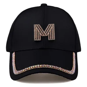 Schwarze Baumwoll-Baseballkappe mit Strass-M-Logo und kristallbesetztem Rand-Detail