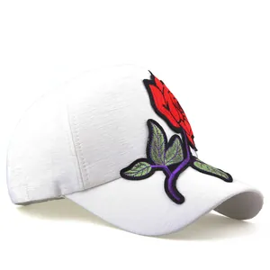 Gros plan d'une broderie de rose rouge sur une casquette de baseball en coton blanc
