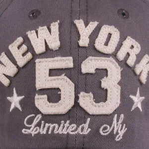 Dettaglio della trama in cotone vintage e del ricamo 53 New York sul cappellino