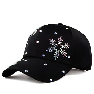 Detail einer schwarzen Baumwoll-Basecap mit Regenbogen-Strass-Schneeflocke und Schirm