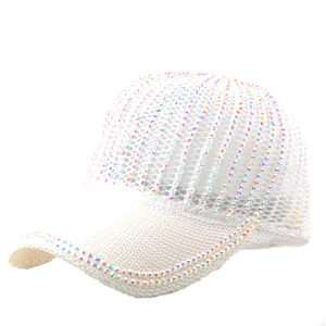 Berretto da baseball in mesh bianco traspirante con strass luccicanti e bordo in cristallo