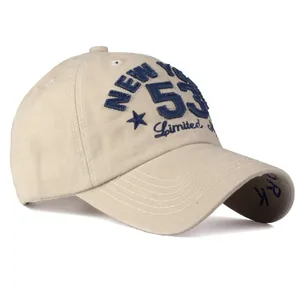 Dettaglio del cappello in cotone con ricamo New York 53 in rilievo e fori di ventilazione