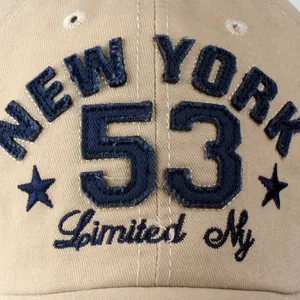 Dettaglio del ricamo 53 e New York su questo berretto da baseball in cotone kaki