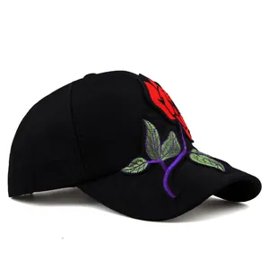 Casquette de baseball noire en coton avec broderie détaillée de rose rouge sur blanc