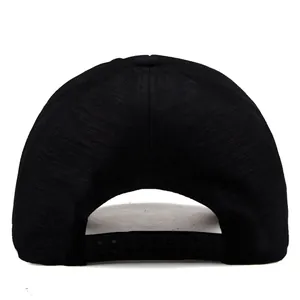 Vue arrière de la casquette de baseball noire avec broderie rose et fermeture snapback