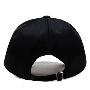 Detailansicht schwarze Baseballkappe mit verstellbarer Metallschnalle und weicher Textur