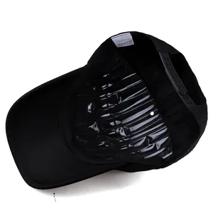 Détail de l'intérieur d'une casquette de baseball noire 100 % coton avec étiquette de soin