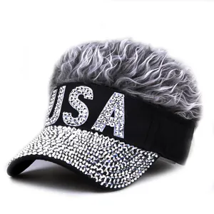 Vue détaillée de la casquette strass noire avec lettres USA et perruque de cheveux gris