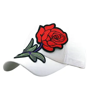 Casquette de baseball blanche avec broderie rose rouge et design à six panneaux
