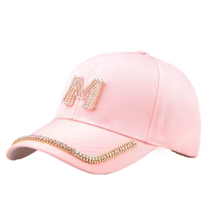 Modische rosa Damen-Baseballkappe mit Strass-verziertem M-Buchstaben und Akzenten am Schirm