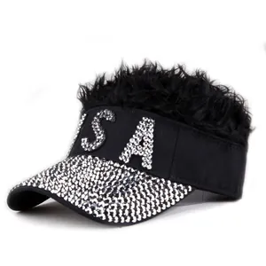 Détail macro de la casquette USA à strass avec perruque de cheveux noirs intégrée