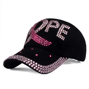 Detail van Hope logo en roze strass strik met strass op een zwarte katoenen honkbalpet