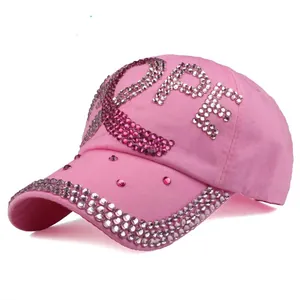 Detailopname van roze baseballpet met HOPE-belettering van strass en glitterlint