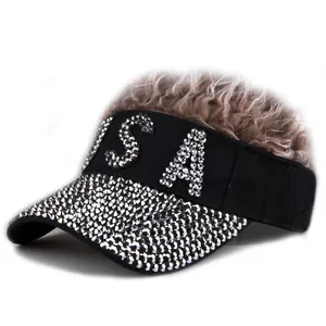 Détail du lettrage USA en strass sur casquette noire avec perruque bouclée brune