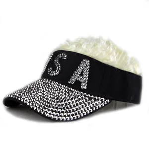 Détail de lettrage USA en strass sur visière noire avec perruque blanche intégrée
