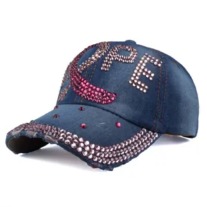 Detailopname van de HOPE-tekst in strasstenen op een vintage denim baseballpet voor dames