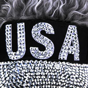 Gros plan de lettrage USA en strass sur fourrure synthétique grise de fête