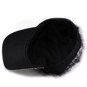 Vue intérieure de la casquette en toile noire avec strass argentés et perruque grise