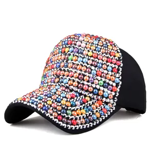 Détails de strass colorés et de perles sur une casquette de baseball noire à la mode