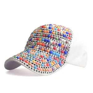 Détails de strass colorés et perles d'imitation sur une casquette de baseball blanche