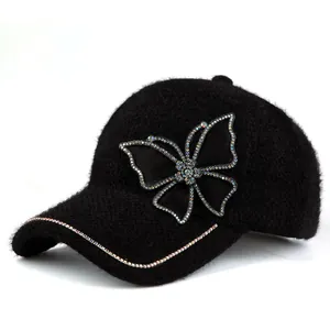 Zwarte pluche honkbalpet voor dames met strass vlinder en dikke warme winterse stof