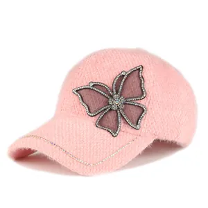 Detailweergave van de roze gebreide honkbalpet met vlinder-strass en fonkelende details