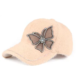 Close-up van de pluche stof en de strass vlinder op een roze dames baseballpet