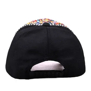 Vue arrière d'une casquette noire ornée de strass colorés et d'une fermeture snapback