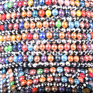 Gros plan de perles colorées et de strass étincelants sur le tissu de la casquette