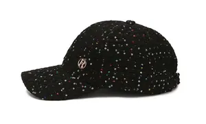 Detailansicht der Tweed-Baseballkappe mit bunten Pailletten und goldener R-Schnalle