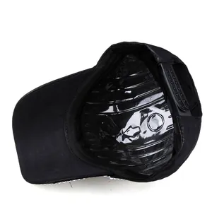 Détail de la sangle réglable et des perles blanches sur la casquette de baseball noire