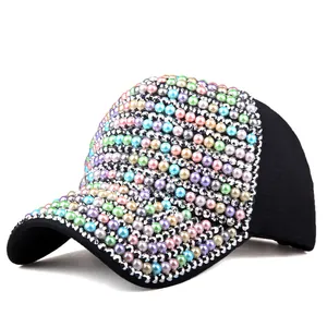 Gros plan d'une casquette noire ornée de perles colorées et de strass étincelants