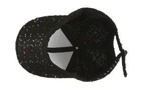 Detail einer schwarzen Tweed-Baseballkappe mit bunten Pailletten und Verstellriemen