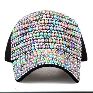Vue détaillée de perles colorées et strass sur la surface d'une casquette noire