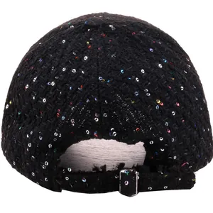 Rückansicht schwarze Tweed-Basecap mit bunten Pailletten und verstellbarer Metallschnalle