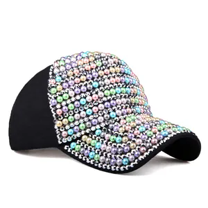 Gros plan détaillé des perles colorées et strass brillants sur casquette de baseball