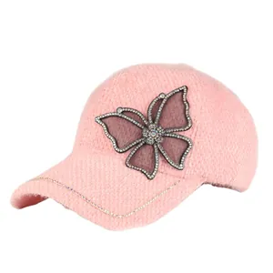 Roze winter honkbalpet met strass vlinderpatch en dikke gebreide textuur