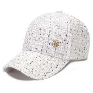 Weiße Tweed-Baseballkappe mit bunten Pailletten und einem goldenen Metall-H-Logo