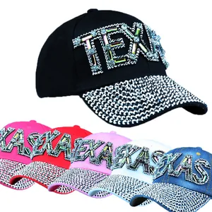 Detailansicht farbenfroher TEXAS Strass-Baseballkappen in verschiedenen leuchtenden Farben