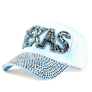 Detailansicht der hellblauen Baseballkappe mit TEXAS-Strasssteinen und glitzerndem Schirm