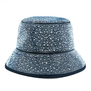 Détails des strass argentés scintillants sur un chapeau bob bleu marine chic