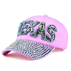 Detail der rosa Texas-Baseballkappe mit funkelnden Strasssteinen auf Schirm und Buchstaben