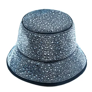 Chapeau bob noir tendance orné de strass argentés brillants pour un look chic