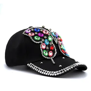 Casquette de baseball faite main avec papillon en strass coloré sur toile noire