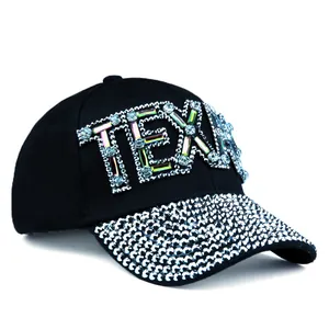 Detailansicht der glitzernden TEXAS-Strasssteine und Kristalle auf der schwarzen Baseballkappe