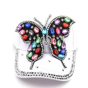 Casquette blanche pour femme avec papillon en strass colorés et bord scintillant