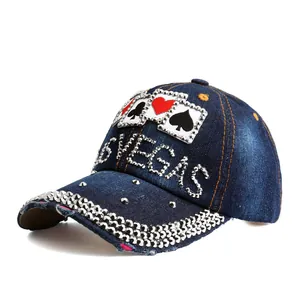 Detail von Las Vegas-Strasssteinen und Pokermuster auf der Destroyed-Denim-Kappe