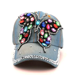 Vue détaillée des strass colorés et papillon en cristal sur casquette en jean