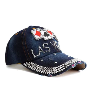 Dunkelblaue Denim-Baseballcap mit Las Vegas-Strassbuchstaben und Poker-Patches-Design