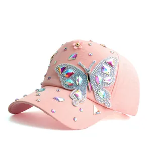 Vue détaillée d'une casquette rose avec broderie papillon en cristal et strass colorés